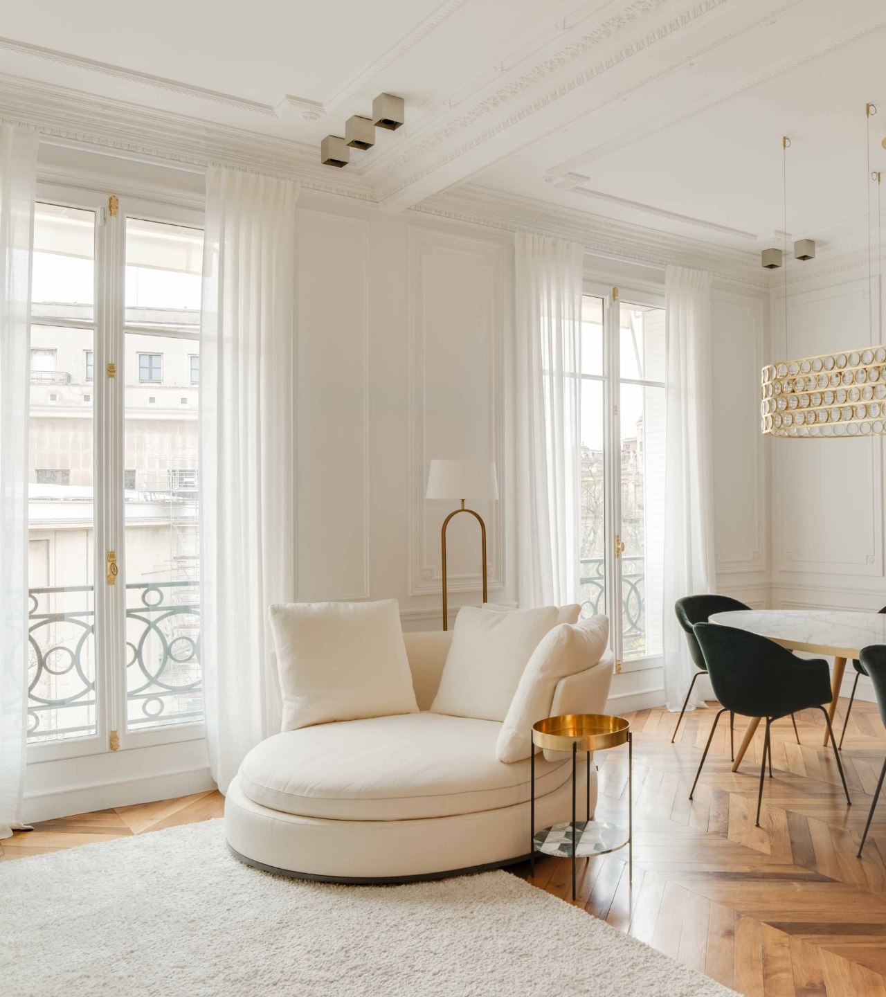 Sejour d appartement parisien renove avec moulures et parquet point de Hongrie