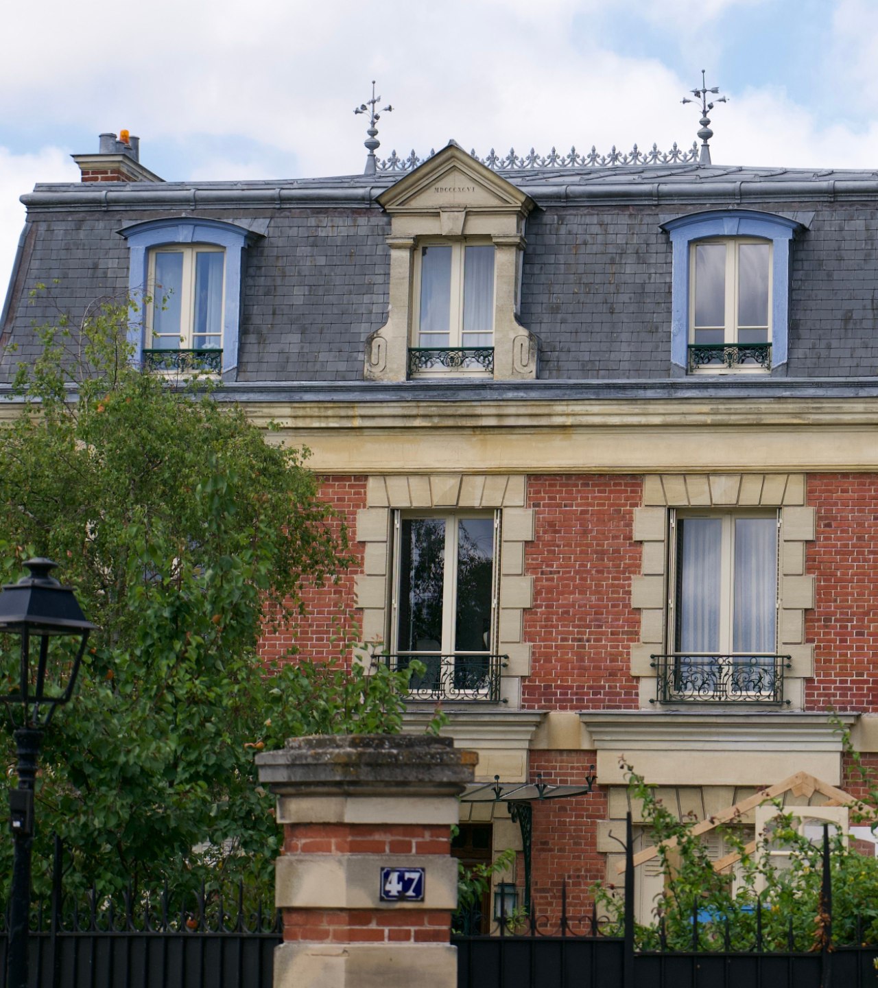 Maison bourgeoise francilienne en brique et pierre avec toiture en ardoise