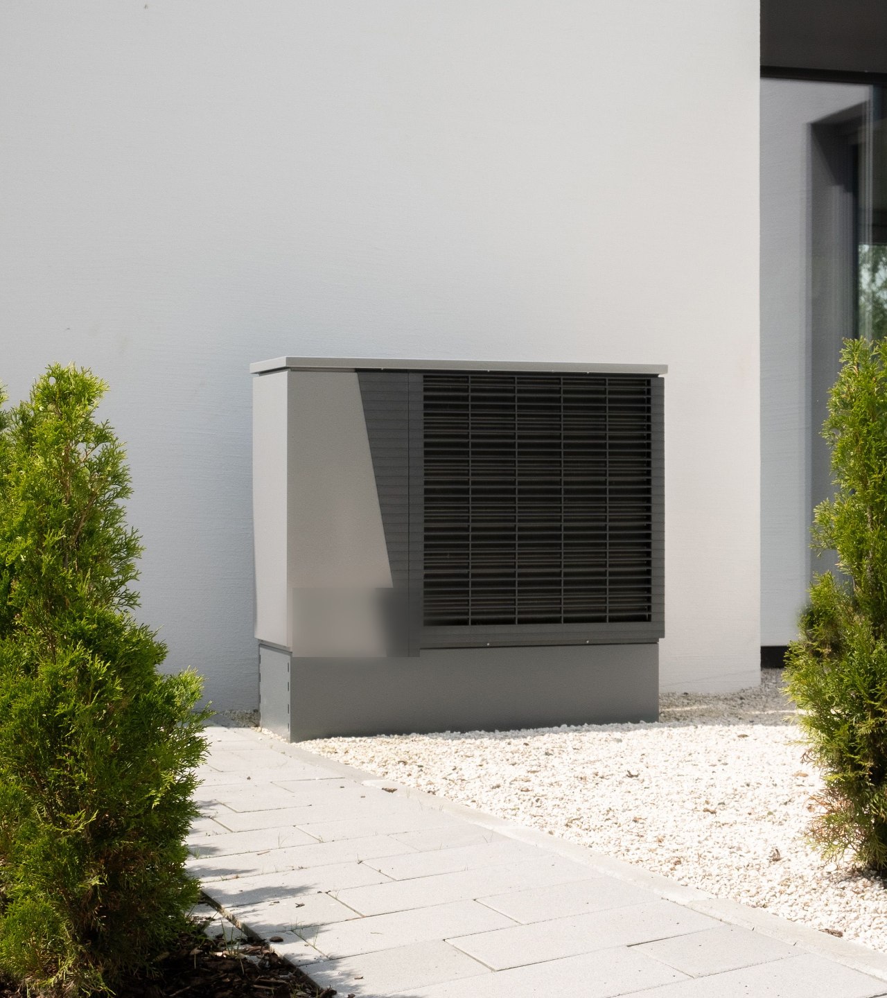 Pompe a chaleur air-eau installee contre la facade d une maison renovee